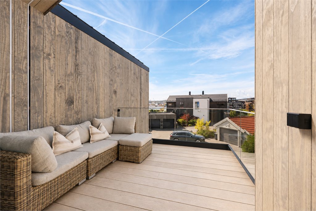 Solrik terrasse med flott utsyn over nærområdet.