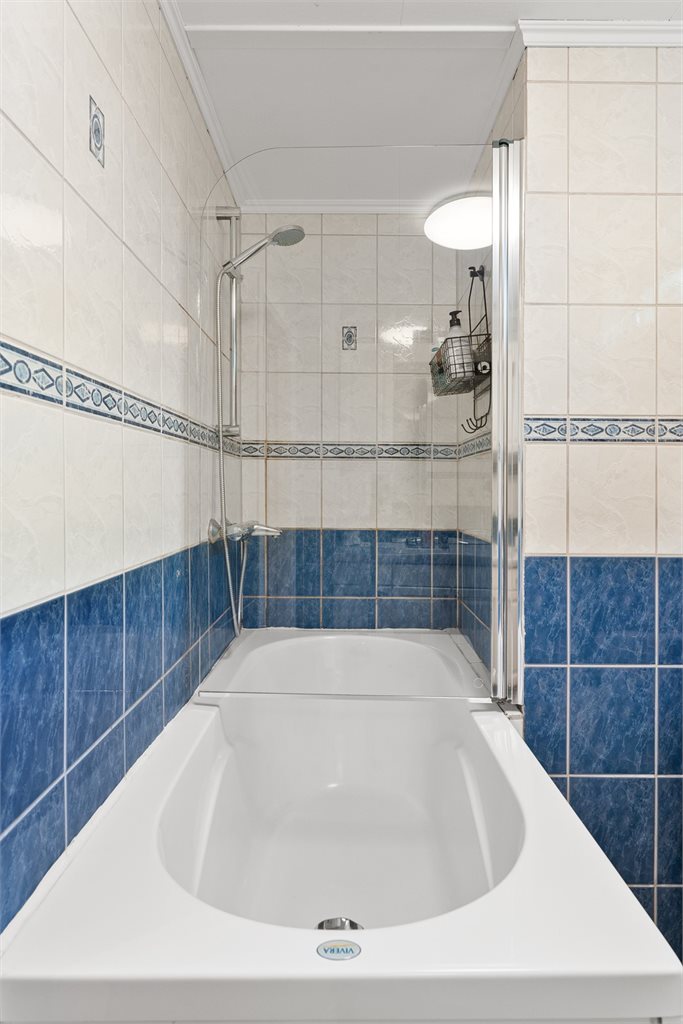 Praktisk bad med naturlig lysinnslipp. Dusj i badekar