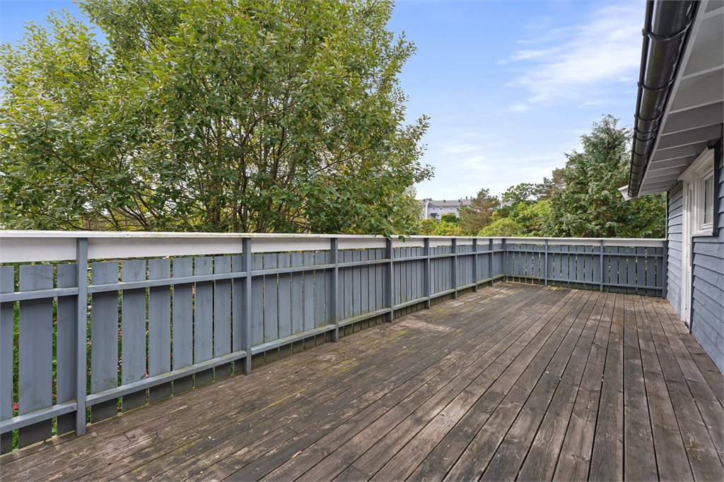 Stor og skjermet terrasse med utg. fra 2.etg