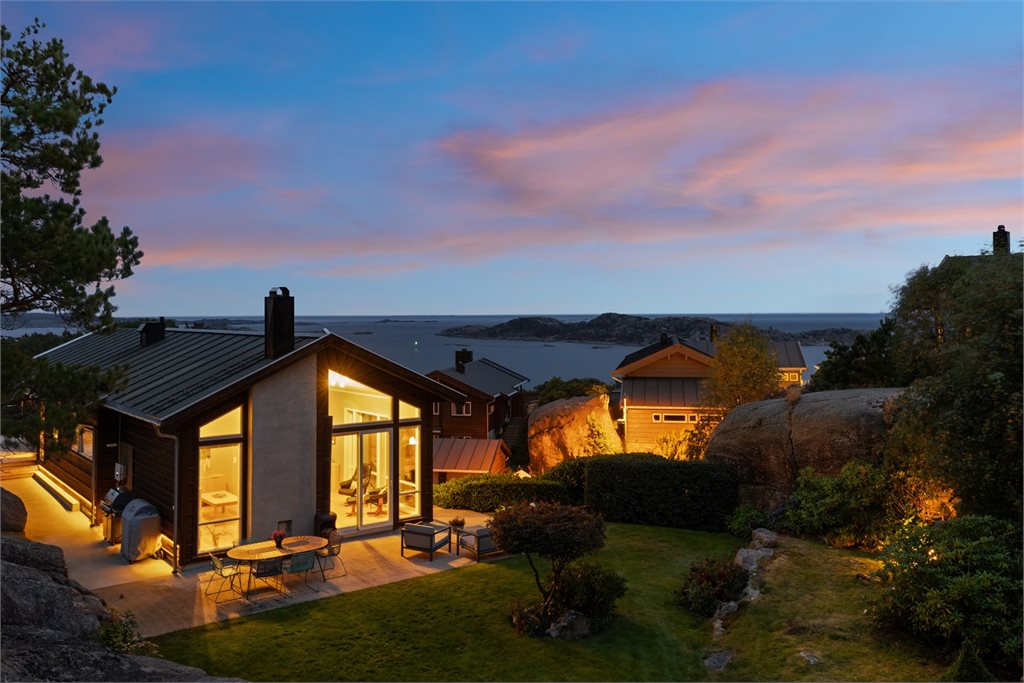 Meget tiltalende beliggenhet med prangende utsikt til havet 