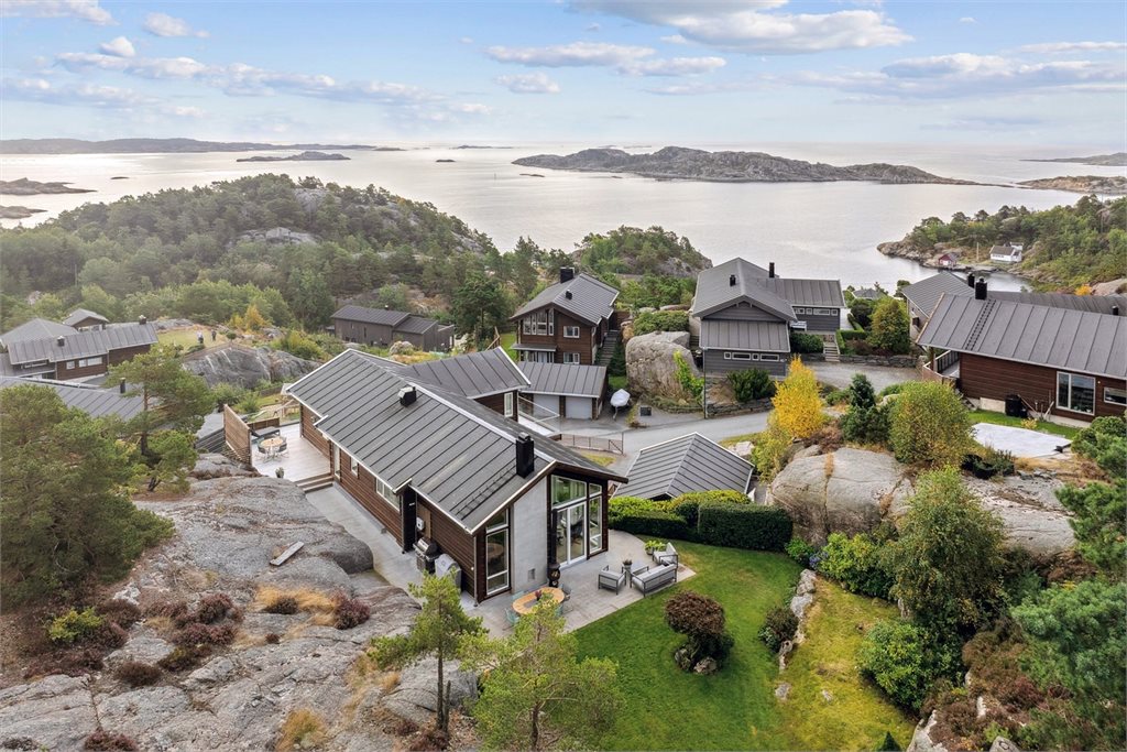 Eiendommen ligger høyt og luftig med mange fine soner i hagen. Prangende havutsikt 