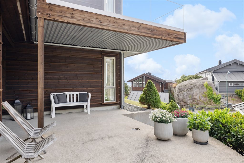 Inngangsparti, støpt dekke, terrassen utgjør naturlig overbygg over inngangspartiet 