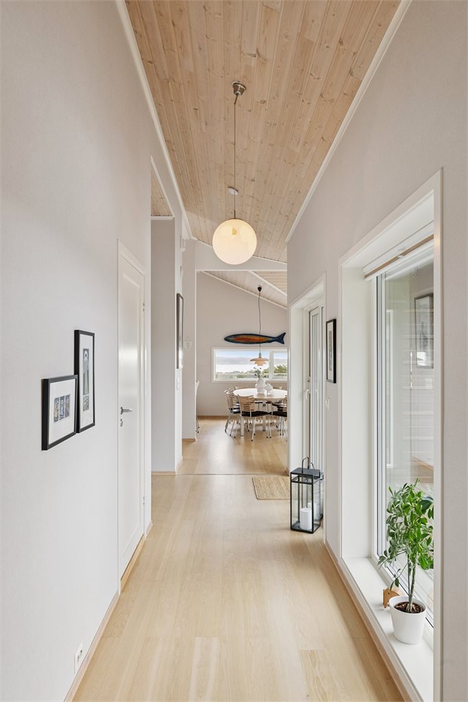 Mellomgang mellom kjøkken/stue 1 og stue 2 med utgang til hage 