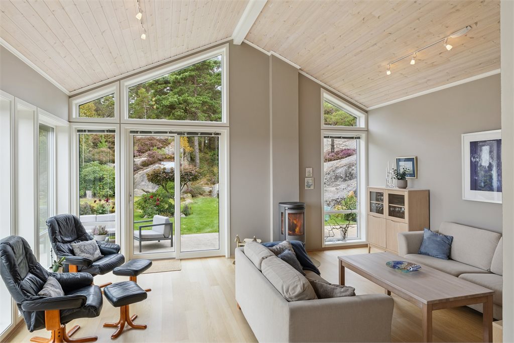 Stue 2 med perisovn, vannbåren gulvvarme og utgang til hage og terrasse via heve skyvedør 