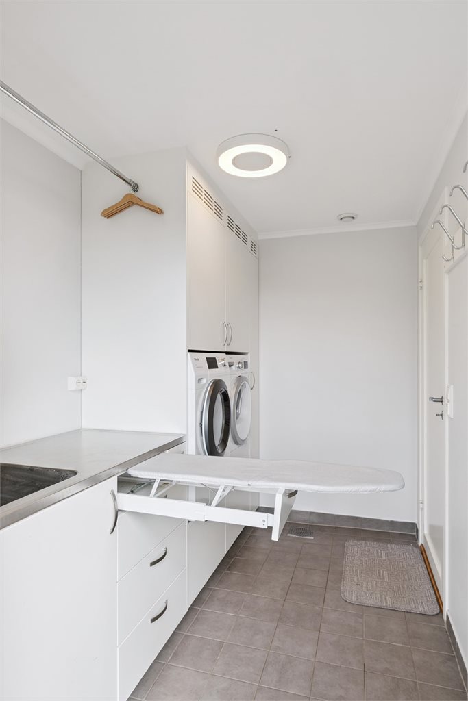 Vaskerom her vist med underskap med integrert strykebrett