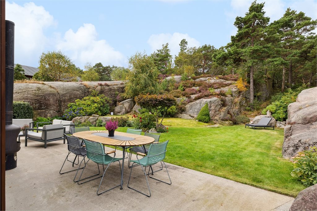 Usjenert og flott hage med bl.a adkomst rett fra den ene stuen. Grenser til friarealer 