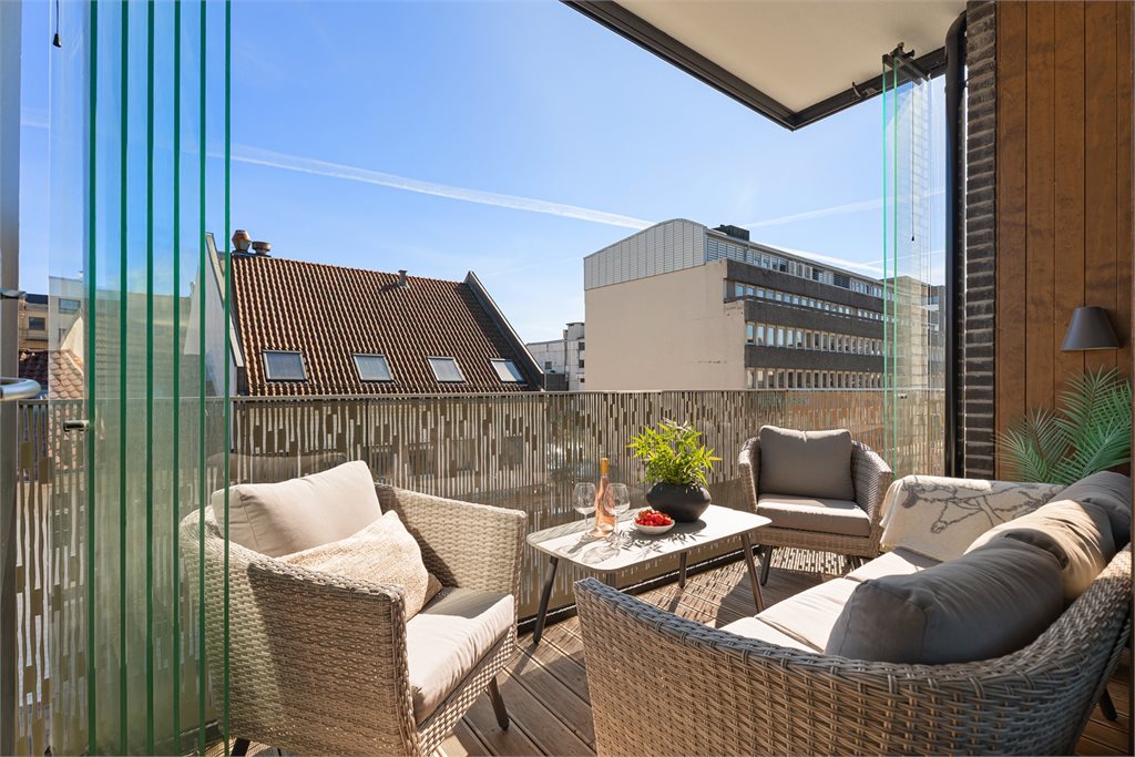 Leiligheten ligger meget sentral til med umiddelbar nærhet til ''alt''