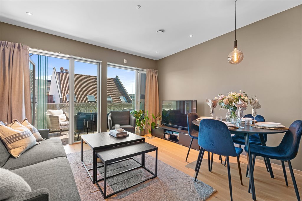 God planløsning med en romslig stue, her kan du møblere med både sofa og spisegruppe.