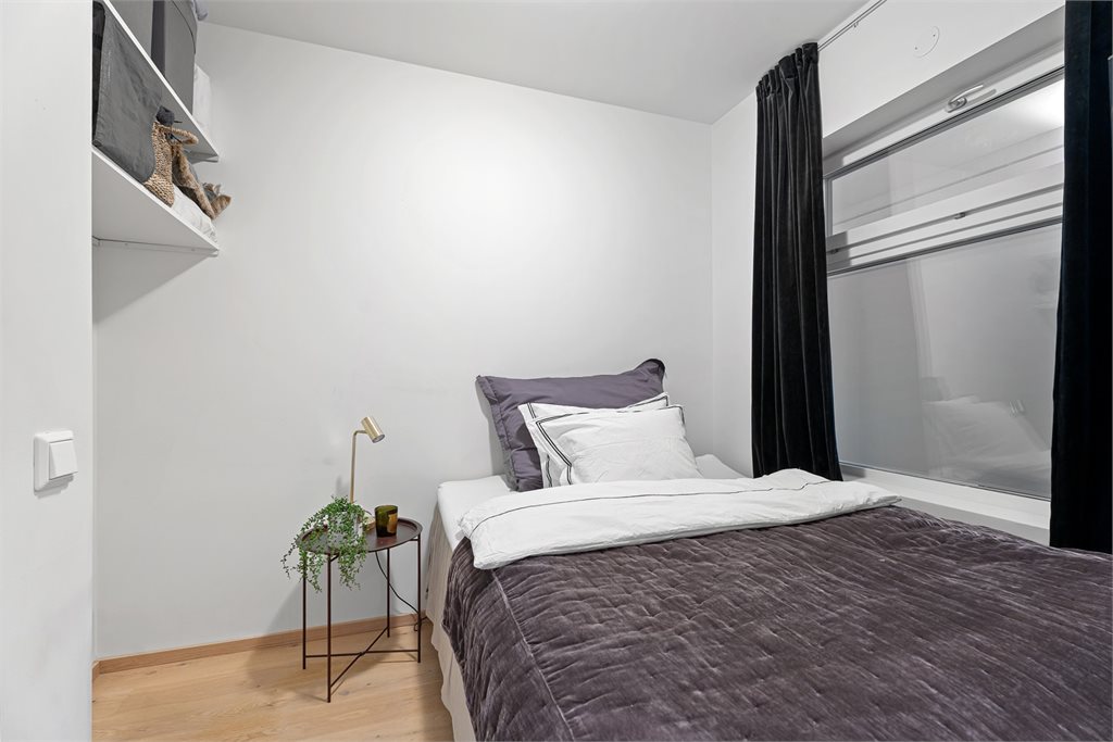 Sovealkove med plass til seng og oppbevaring.