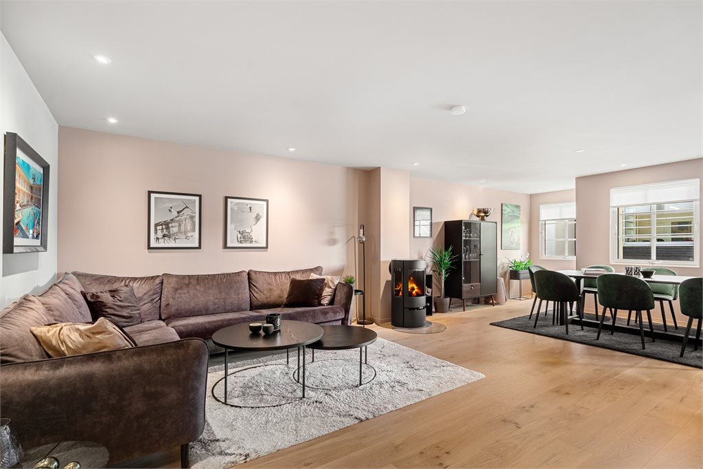 Romslig stue med god plass til sofa-og spisegruppe.
