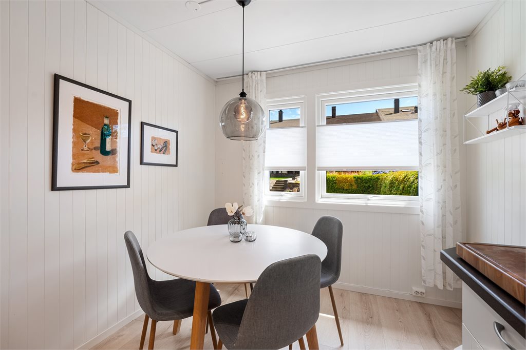 Godt med belysning fra nye vinduer (satt inn i 2026).