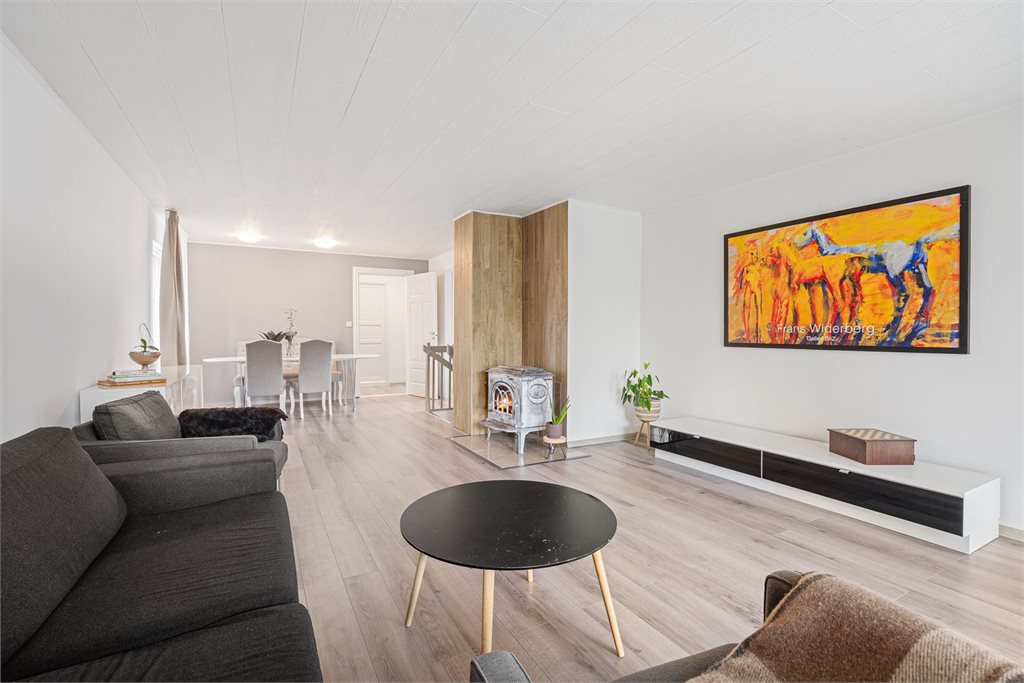 Lys og romslig stue med god plass til både sofa og spisestue