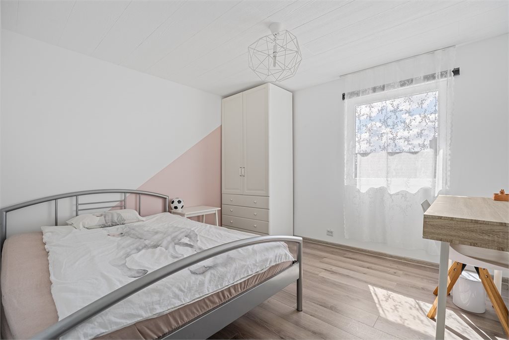 Soverom med lyse flater og god plass til garderobe