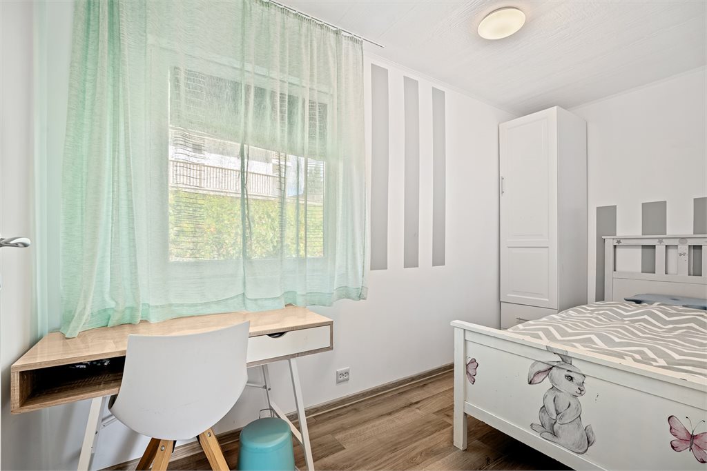 Soverom med plass til seng og skrivepult