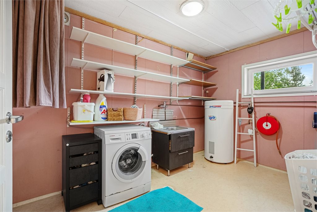 Vaskerom med opplegg for vaskemaskin og bereder