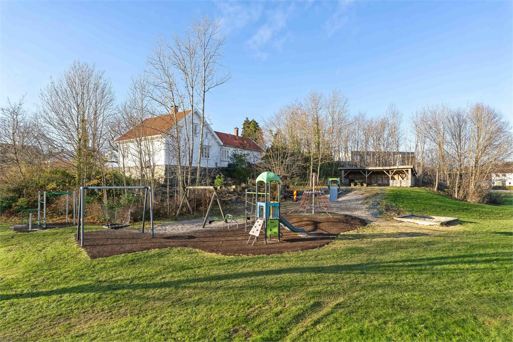 Det er flotte fellesarealer, nærhet til turstier og hyppige avganger med buss.