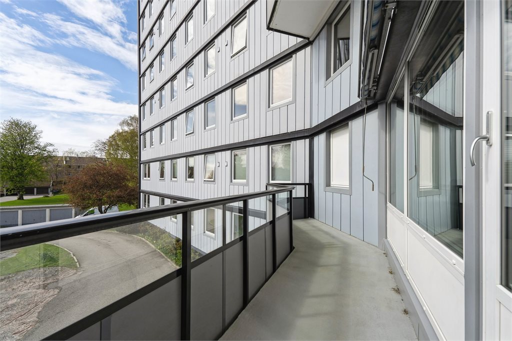 En romslig 3-roms andelsleilighet over to plan, med en praktisk planløsning og en luftig balkong.