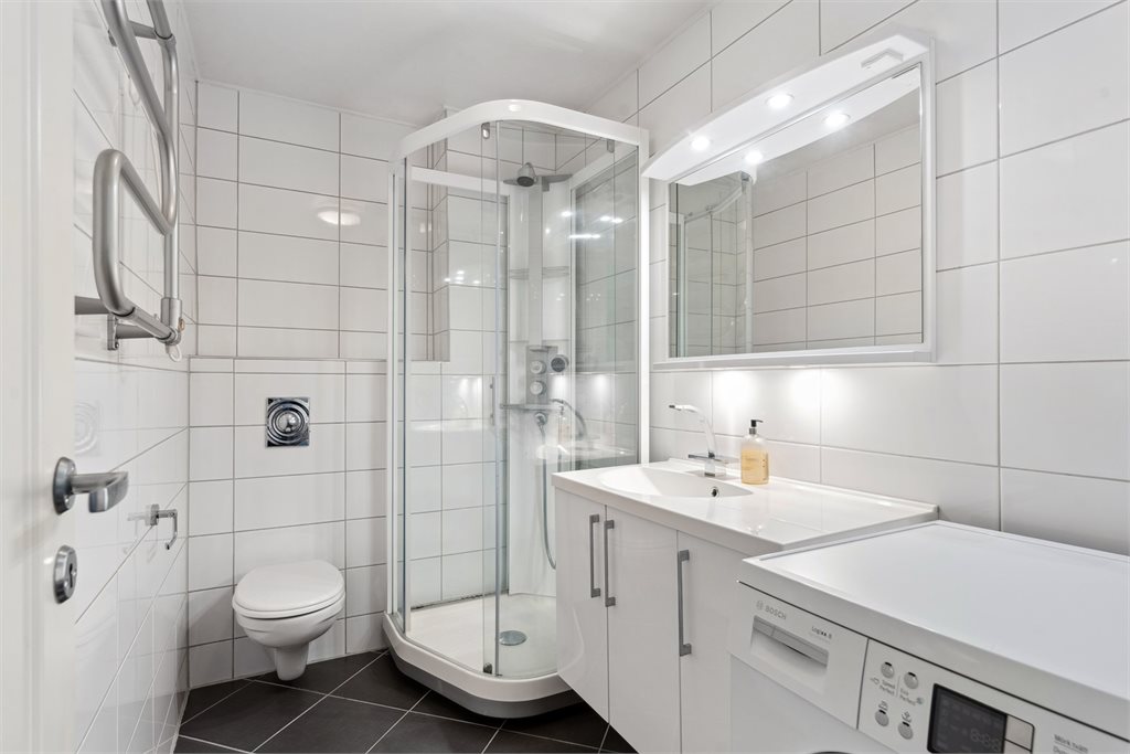 Lyst og flislagt delikat baderom! Det er opplegg til vaskemaskin.