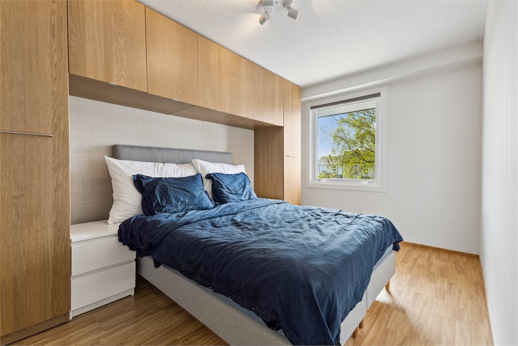 Soverom 1. God plass til dobbeltseng og stor innebygd garderobeskap - meget praktisk oppbevaring!