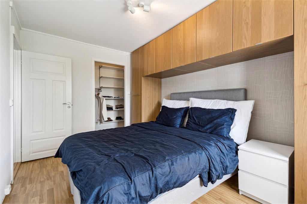 Innenfor soverommet er det stor bod.