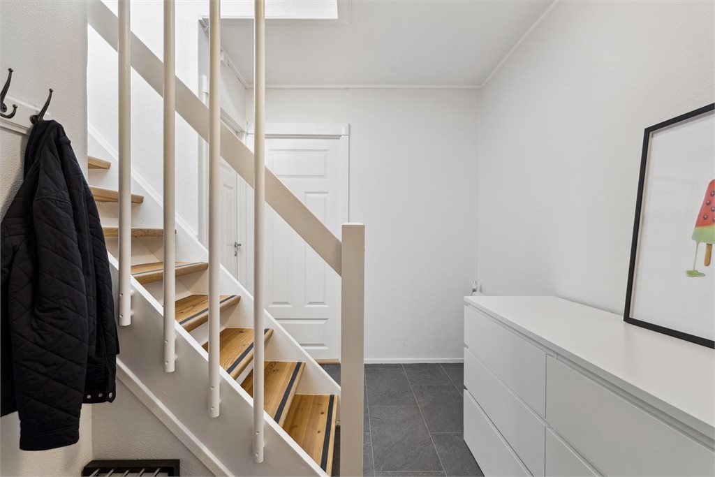 Ved entréen finner er det plass til stort garderobeskap til yttertøy. Herfra er det adkomst til boligens to soverom og 
baderom.