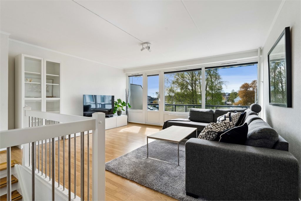 Det er utgang til stor solfylt balkong fra stuen.