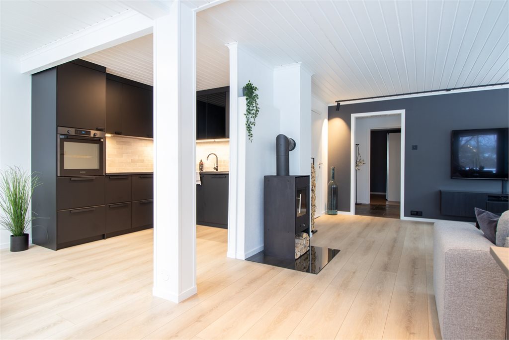 Åpen løsning mellom stue og kjøkken gir en flott og sosial romfølelse.