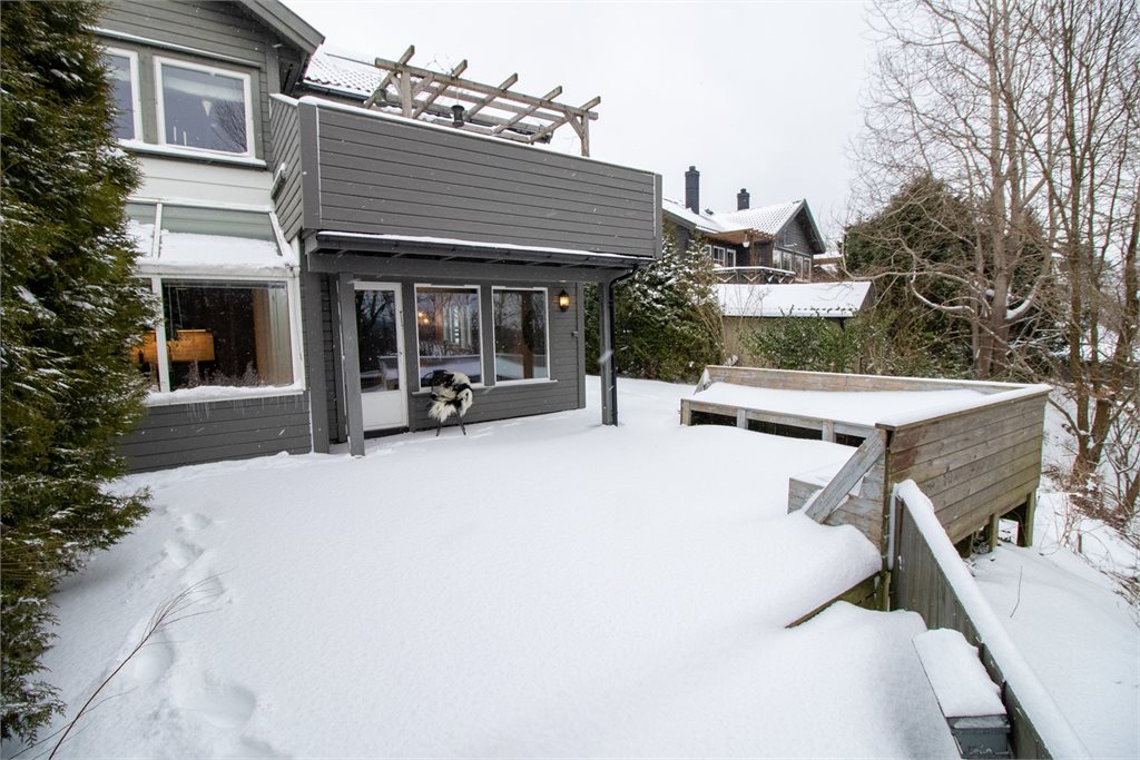 Stort og skjermet uteområde bak boligen – perfekt for lek, avslapning og utemøbler når snøen smelter. Naturlig avskjerming. Sydvest vendt.