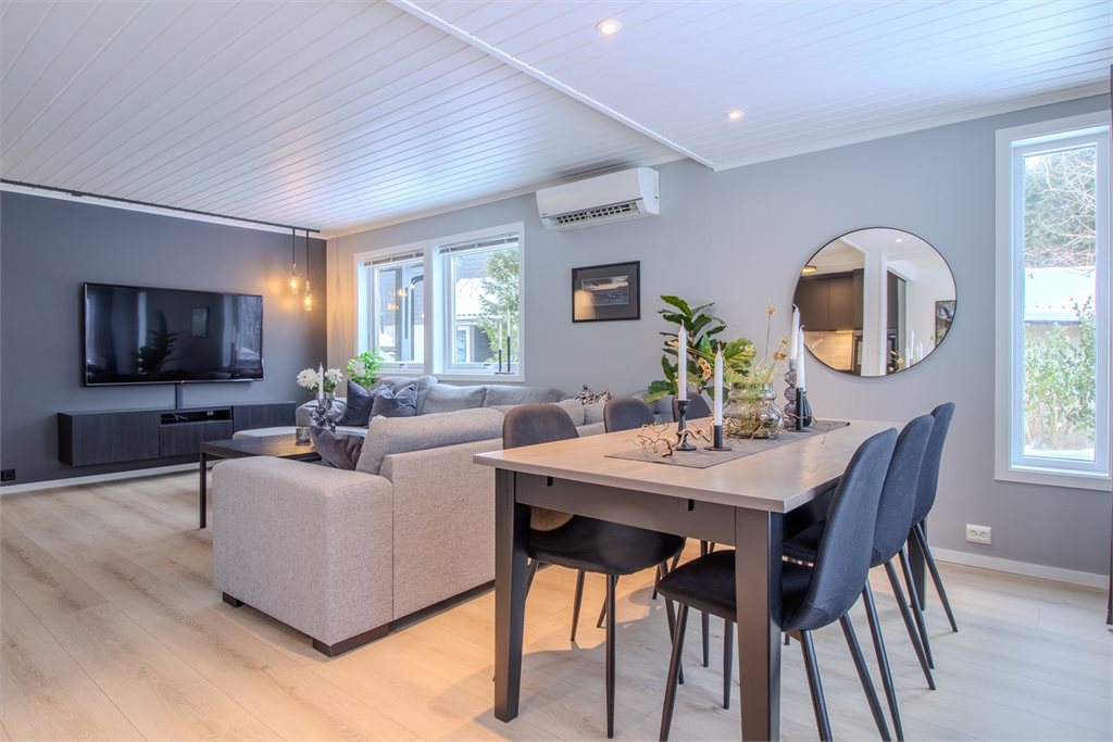 Stort spiseområde med naturlig lysinnslipp og plass til større spisebord