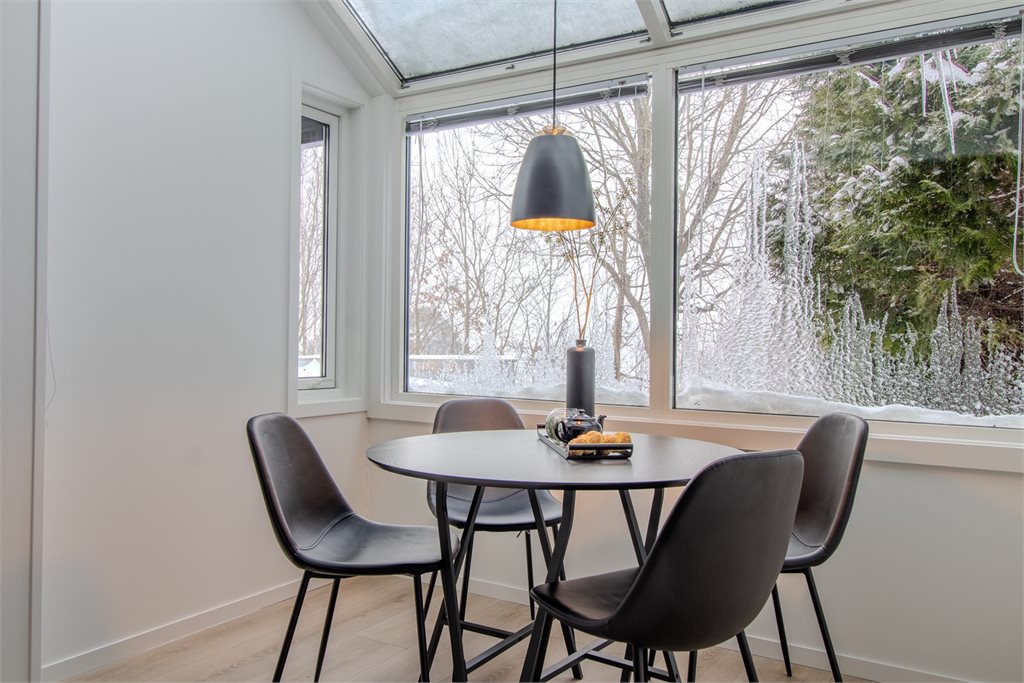 Store vindusflater som gir masse naturlig lysinnslipp.