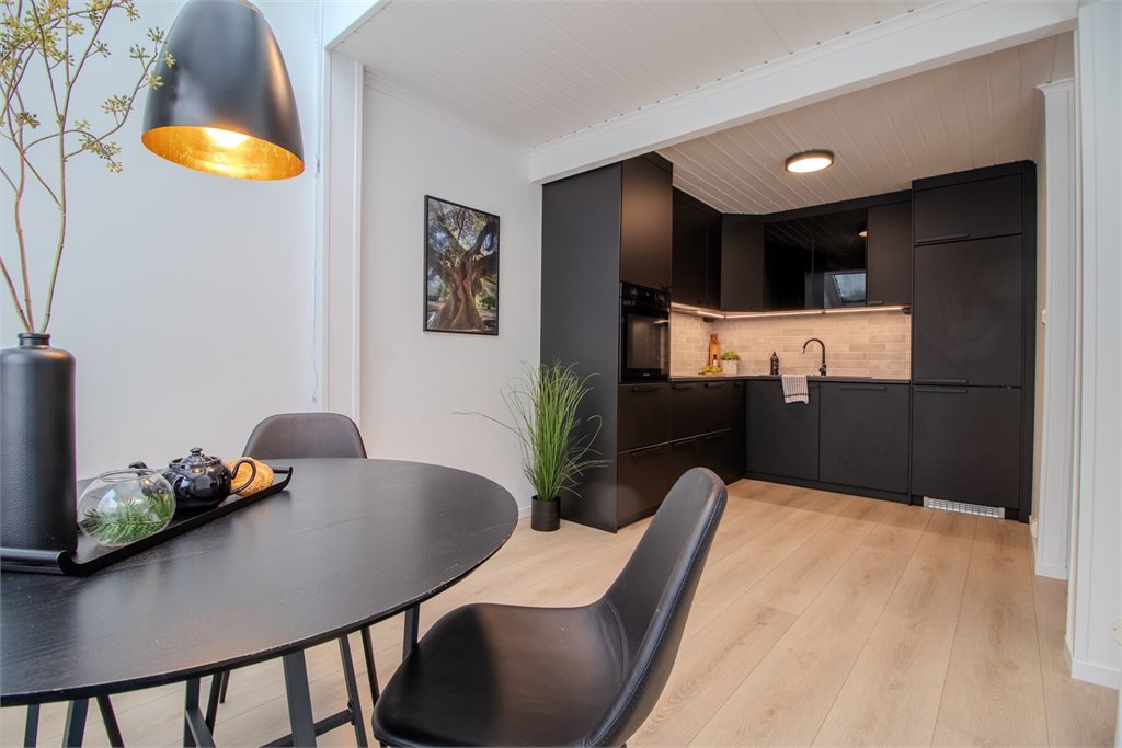 Stilrent kjøkken i moderne utførelse med rene linjer og god skapplass. 