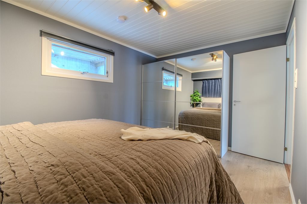 Soverom med garderobeskap.