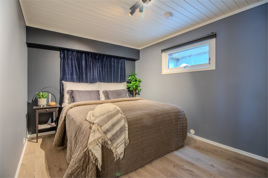 Hovedsoverom med god plass til dobbeltseng.