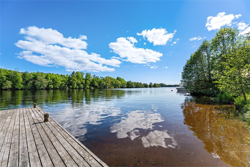 Sommerdagene kan nytes på egen brygge langs elva 