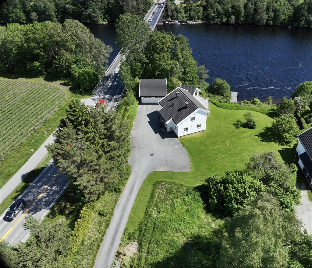 Stor eiendom med gode uteplasser og egen brygge og strandlinje.