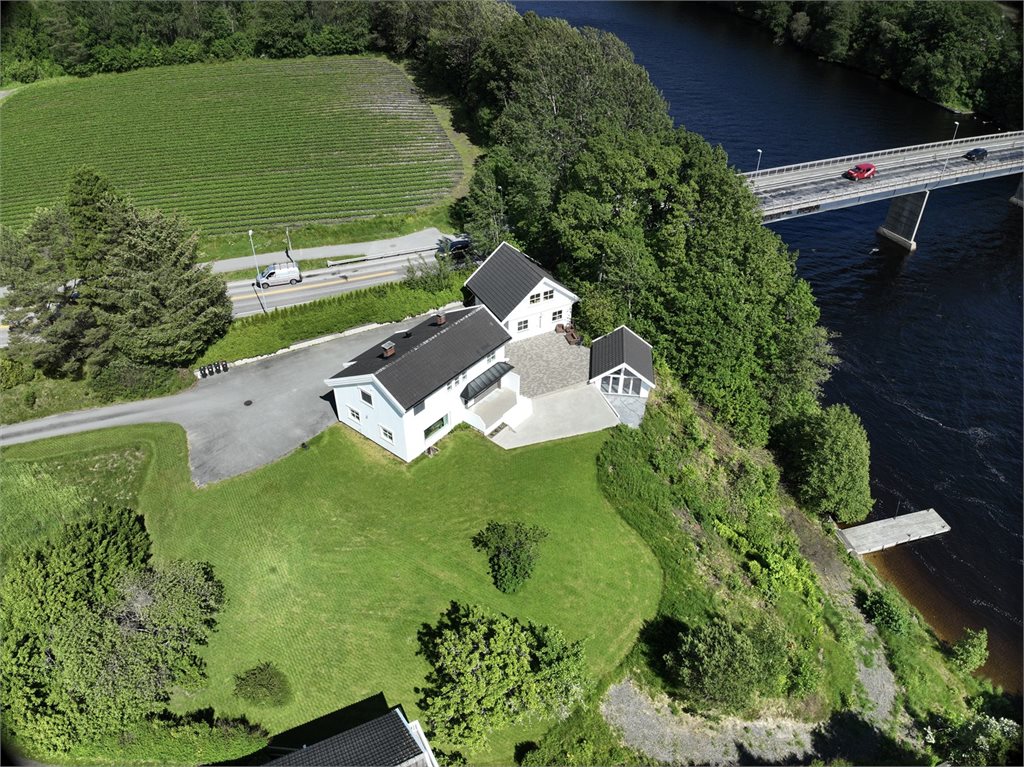 Romslig enebolig med dobbel garasje + innredet loft og hagestue med jacuzzi.