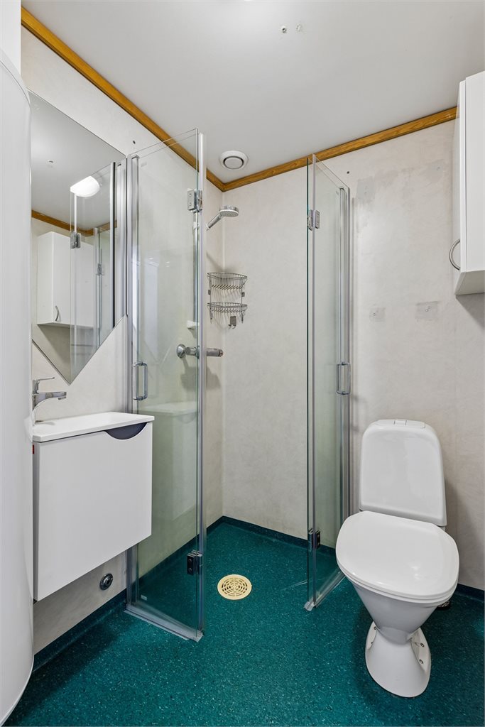 Badet er praktisk innredet med alt du trenger.