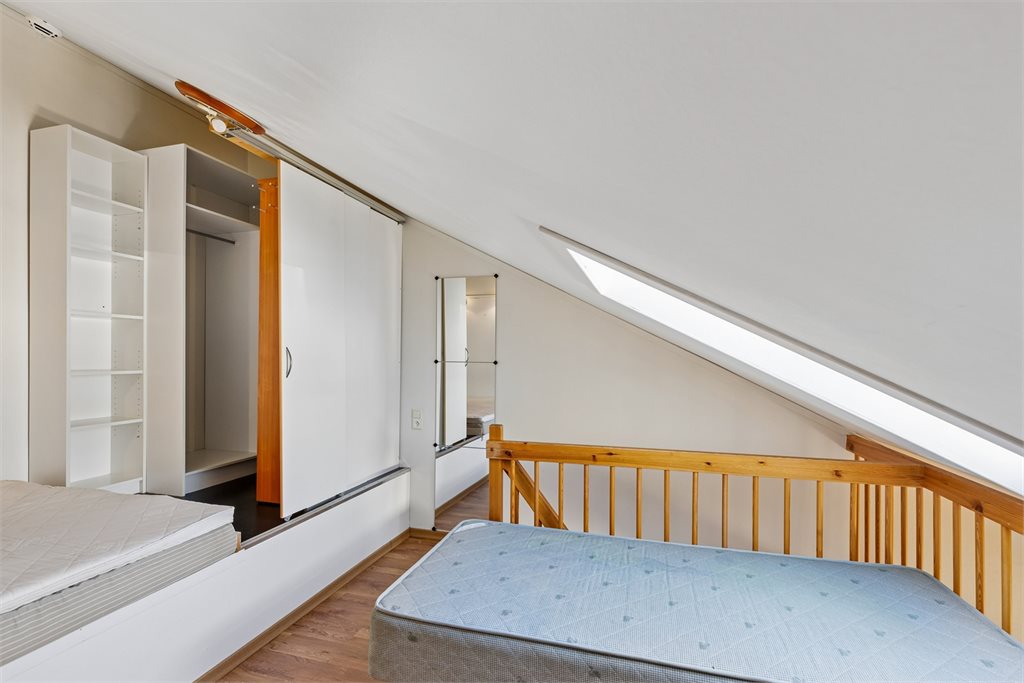 Sovehems med god plass til seng og oppbevaring.