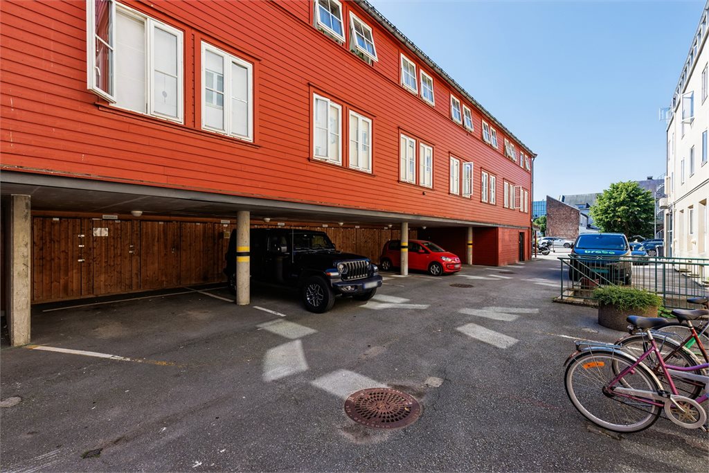 Bygget har et skjermet gårdsrom med sportsboder i bakkant av parkeringsarealet. 