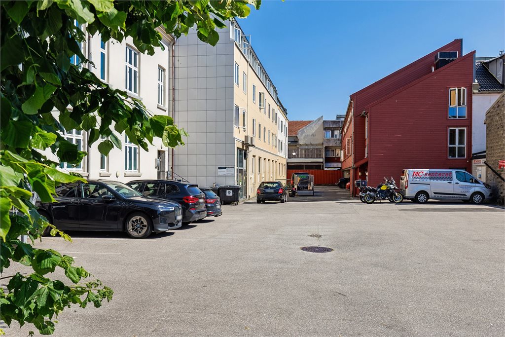 Eiendommen ligger tilbaketrukket i et rolig bakgårdsmiljø.