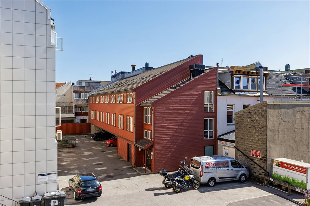 Leiligheten har en sentral beliggenhet i hyggelige omgivelser.