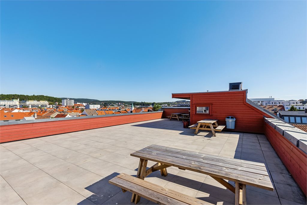Stor felles takterrasse med fantastiske solforhold og flott utsikt over byen.
