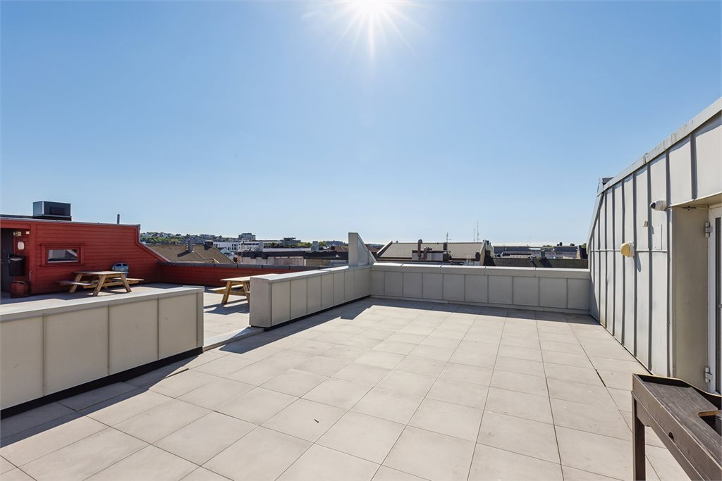 Romslig takterrasse – perfekt for avslapning og sosiale sammenkomster.