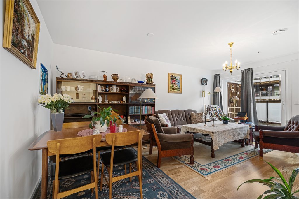 Plass til spise- og sofagruppe.