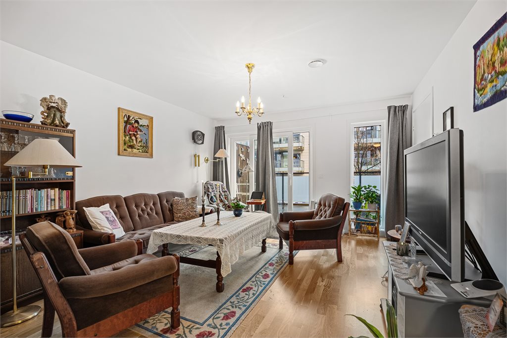 Lys stue med utgang til balkong.