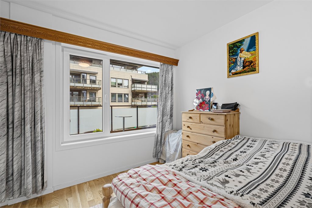 Soverom med plass til dobbeltseng og garderobeskap!