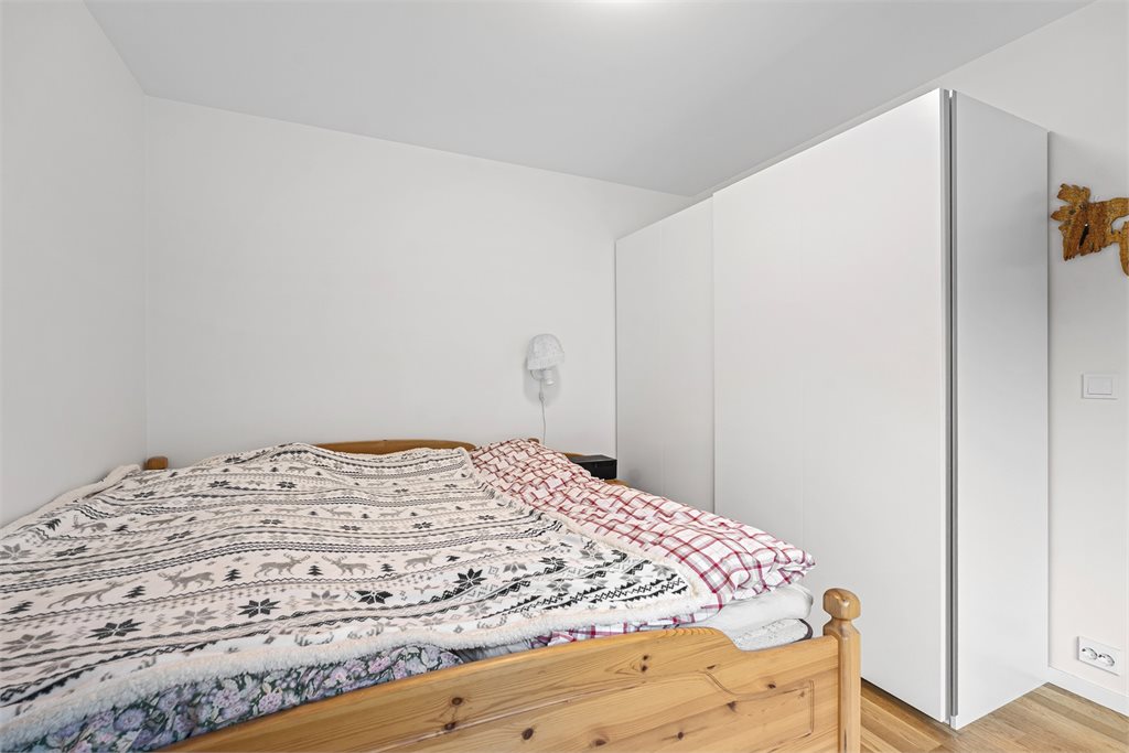 Soverom med plass til dobbeltseng og garderobeskap!