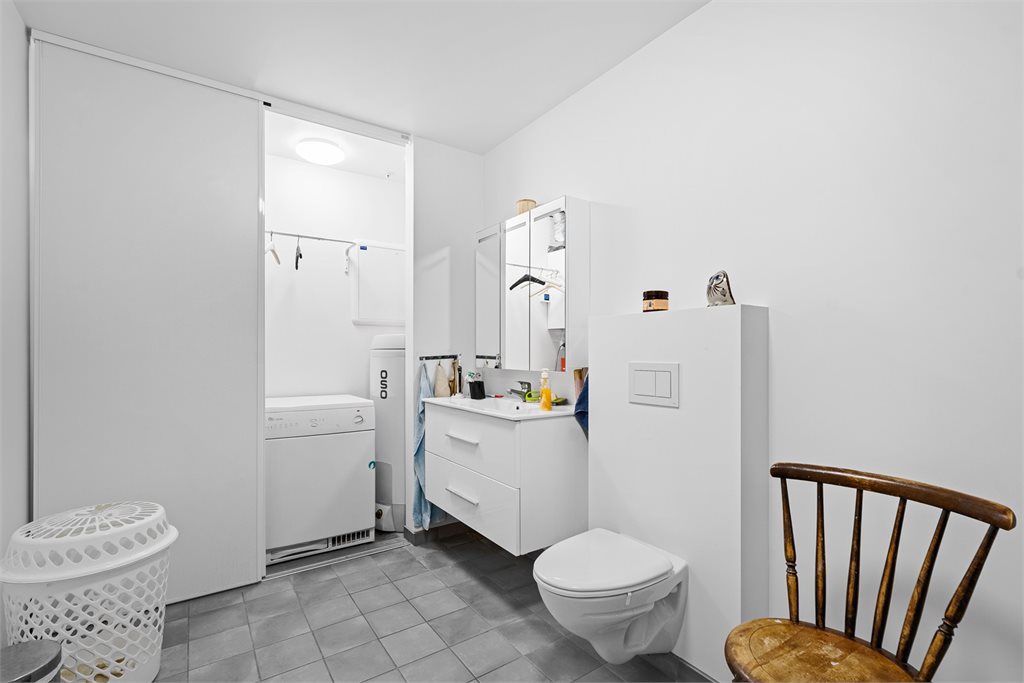 Baderom med oppheng for vaskemaskin og tørketrommel.