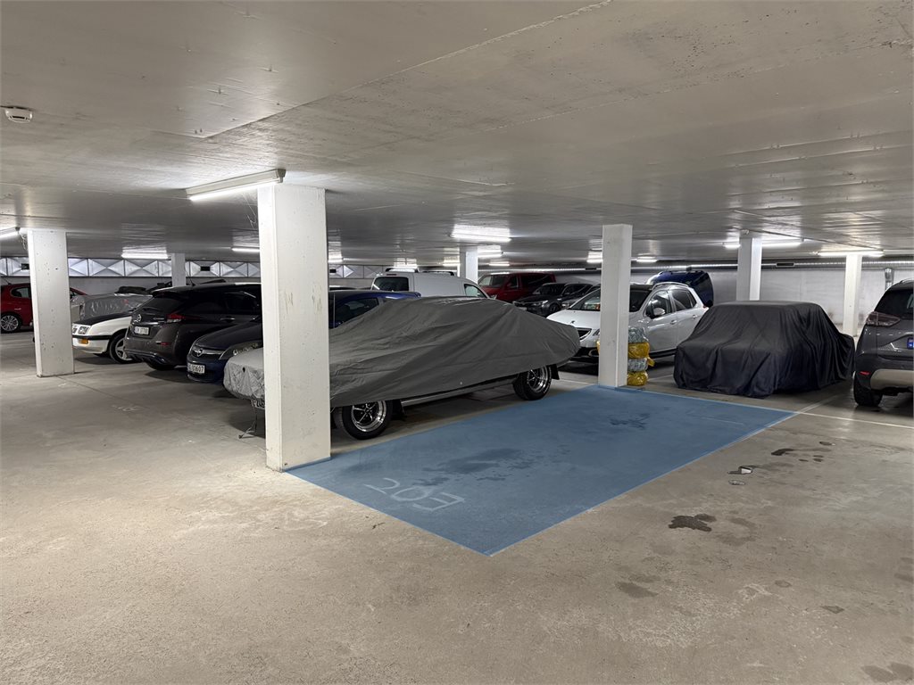 P-plass skrevert i blått