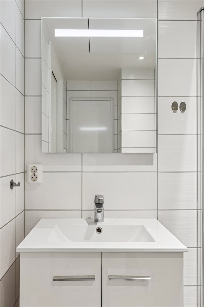 Varmekabler på gulv og god oppbevaringsmuligheter i vegghengt seksjon.